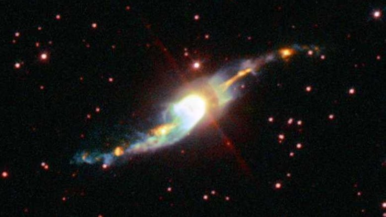 Existem muitos objetos misteriosos vistos no céu noturno e que não são muito bem compreendidos. Um bom exemplo disso são os jatos que parecem emergir de nebulosas planetárias como este, em forma de “S”, em Henize 3-1475. Esses “jatos” são longos fluxos de gás em movimento rápido, encontrados muitas vezes em torno de estrelas jovens, a partir de buracos negros, estrelas de nêutrons e nebulosas planetárias. Nesta imagem, o Telescópio Espacial Hubble, da Nasa/ESA, mostra Henize 3-1475 e seu jato bizarro. Esta nebulosa planetária fica a 18 mil anos-luz de distância, na direção da Constelação de Sagitário