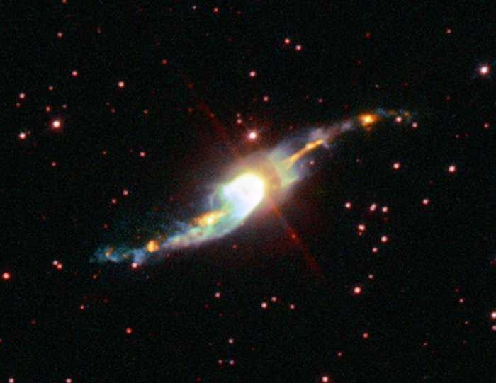 Existem muitos objetos misteriosos vistos no céu noturno e que não são muito bem compreendidos. Um bom exemplo disso são os jatos que parecem emergir de nebulosas planetárias como este, em forma de “S”, em Henize 3-1475. Esses “jatos” são longos fluxos de gás em movimento rápido, encontrados muitas vezes em torno de estrelas jovens, a partir de buracos negros, estrelas de nêutrons e nebulosas planetárias. Nesta imagem, o Telescópio Espacial Hubble, da Nasa/ESA, mostra Henize 3-1475 e seu jato bizarro. Esta nebulosa planetária fica a 18 mil anos-luz de distância, na direção da Constelação de Sagitário