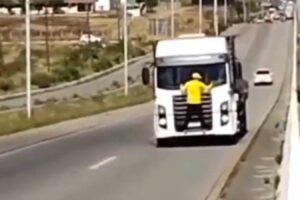Caminhoneiro News  Homem cria caminhão de brinquedo e faz sucesso