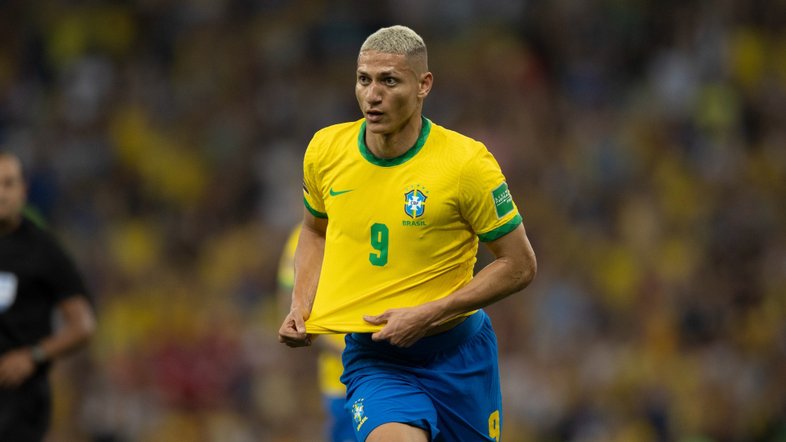 Craque dentro e fora do campo: Richarlison defende vacina e ajuda causas sociais e ambientais