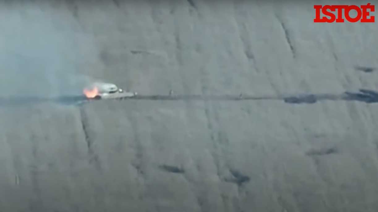 Russos são filmados fugindo de tanque em chamas após ataque da Ucrânia