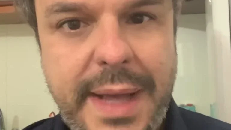 Twitter suspende perfil de Adrilles Jorge e ele se revolta: 
