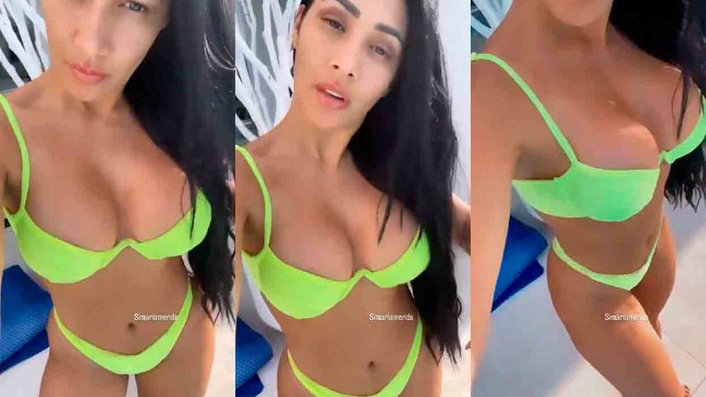 VÍDEO: Simaria posa de biquíni verde neon e seios quase pula para fora. Foto: Reprodução Twitter
