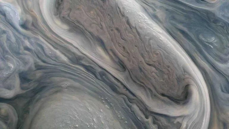 Essas grandes manchas são nuvens de tempestade em rotação, no planeta Júpiter, fotografadas pela espaçonave Juno, da Nasa. As grandes ovais são geralmente regiões de alta pressão que se estendem por mais de mil quilômetros e podem durar anos. A maior oval em Júpiter é a Grande Mancha Vermelha (não retratada nesta imagem), que já perdura há pelo menos centenas de anos. Estudar a dinâmica das nuvens em Júpiter permite à ciência ter uma melhor compreensão dos tufões e furacões perigosos na Terra