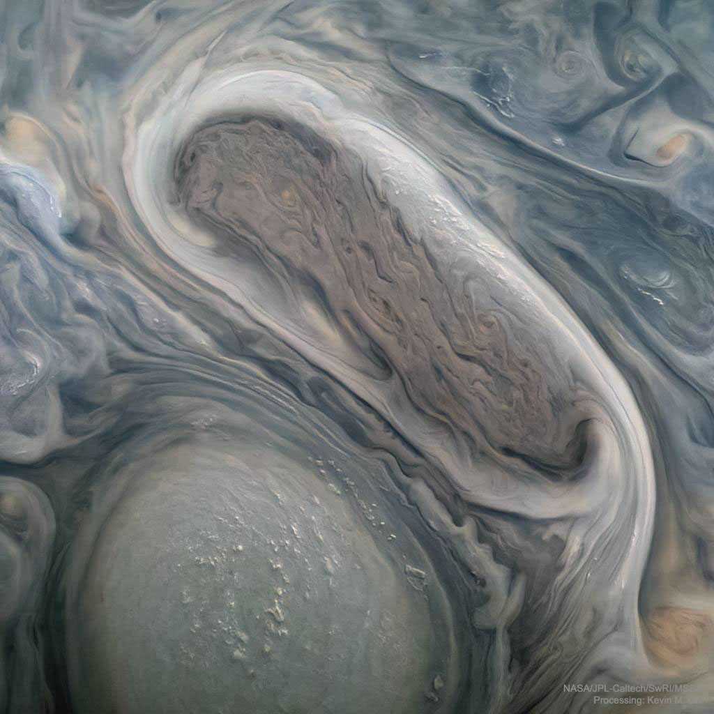 Essas grandes manchas são nuvens de tempestade em rotação, no planeta Júpiter, fotografadas pela espaçonave Juno, da Nasa. As grandes ovais são geralmente regiões de alta pressão que se estendem por mais de mil quilômetros e podem durar anos. A maior oval em Júpiter é a Grande Mancha Vermelha (não retratada nesta imagem), que já perdura há pelo menos centenas de anos. Estudar a dinâmica das nuvens em Júpiter permite à ciência ter uma melhor compreensão dos tufões e furacões perigosos na Terra
