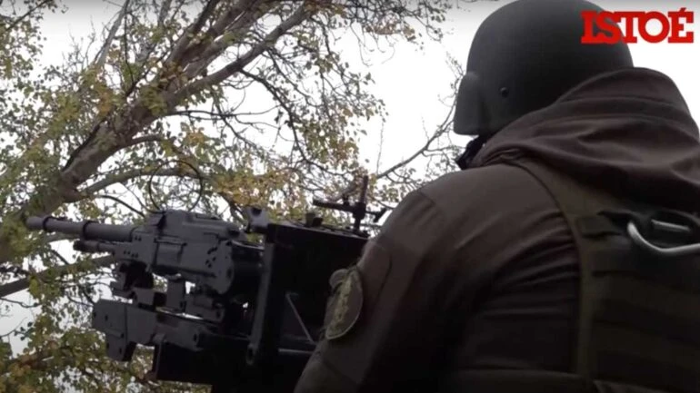Ucranianos criam arma improvisada com restos de tanques danificados
