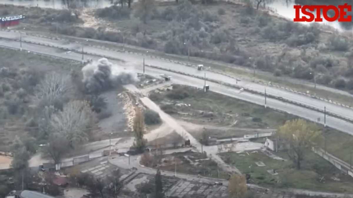 Ucrânia mostra bombardeio de veículo blindado russo