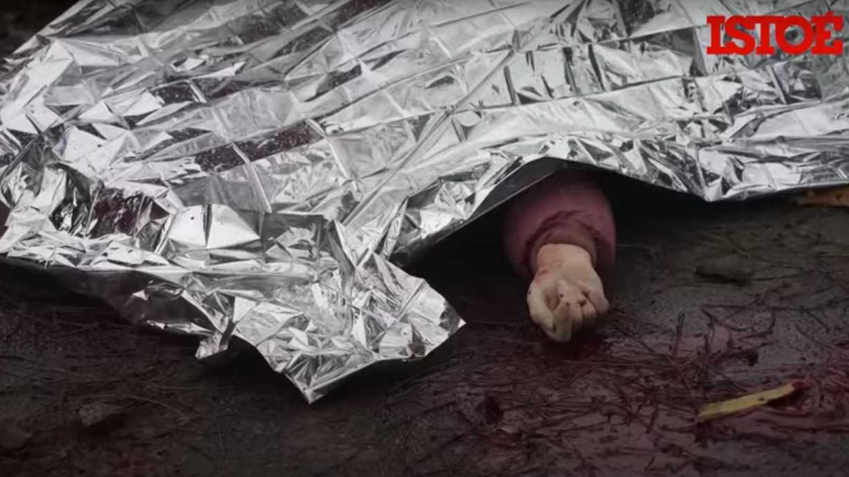 Ucranianos recolhem corpos de civis nas ruas de Kherson