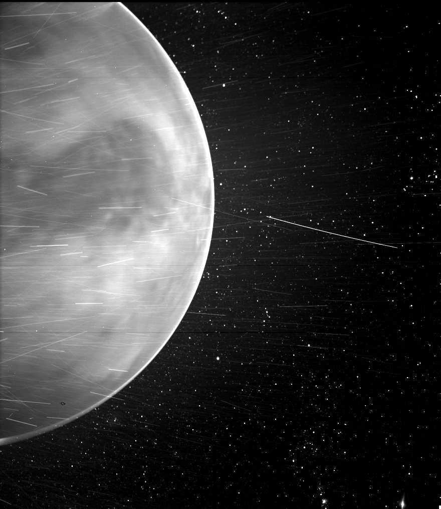 A caminho de uma missão para explorar o Sol, em julho de 2020, a sonda Parker Solar Probe, da Nasa, capturou esta vista deslumbrante do lado noturno de Vênus. A câmera parece espiar através das nuvens para mostrar a Aphrodite Terra, maior região montanhosa na superfície venusiana. A borda brilhante do planeta é provavelmente um brilho noturno emitido por átomos de oxigênio excitados que se recombinam em moléculas nas camadas superiores da atmosfera. Listras brilhantes e manchas em toda a imagem são provavelmente devido a partículas com carga energética e poeira, perto da câmera, refletindo a luz do Sol. Os observadores do céu, no planeta Terra, provavelmente reconhecerão as estrelas familiares do cinturão e da espada do mítico caçador da Constelação de Órion, no canto inferior direito