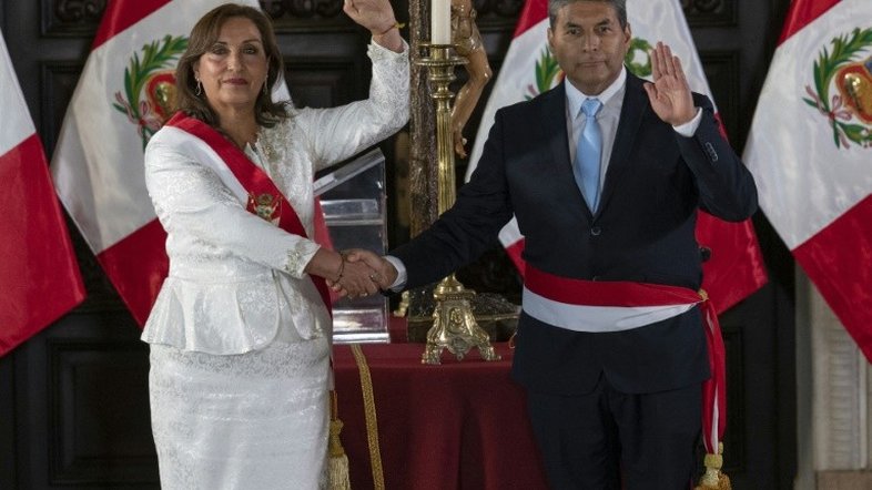 Presidente do Peru propõe eleições antecipadas depois de protestos que deixaram dois mortos