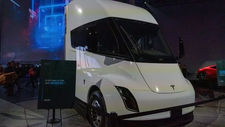 Com Semi, Tesla aposta no mercado emergente de caminhões elétricos