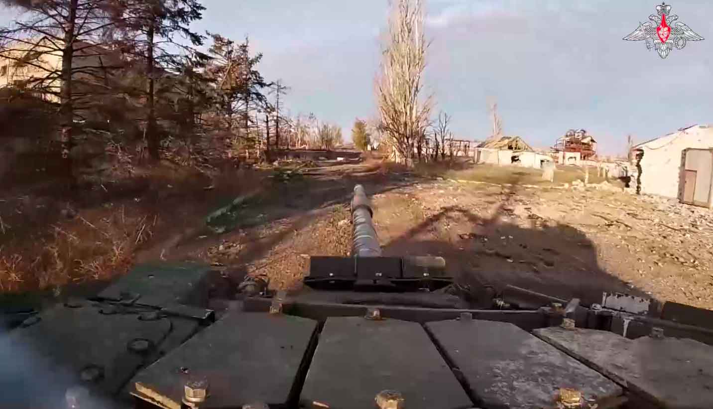 Vídeo: tanques T-72B3M destroem inimigo escondido em um prédio em ruínas