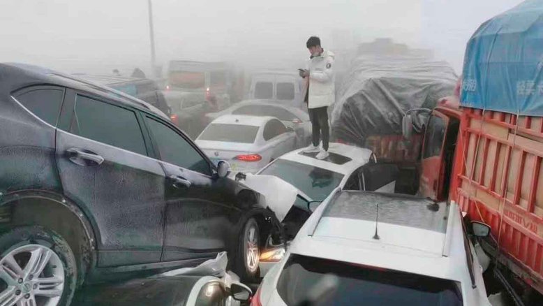 VÍDEO: Acidente envolvendo mais de 200 veículos na China