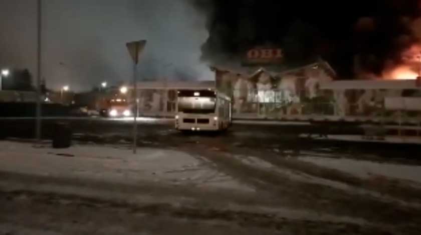 Vídeos chocantes, mostram momento em que explosões atingem hipermercado de Moscou 3 Vídeo mostra momento em que explosões atingem hipermercado de Moscou
