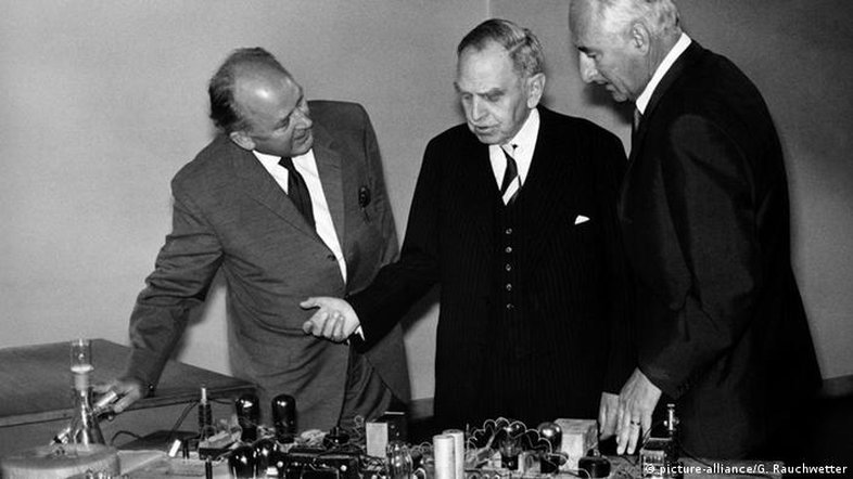 1938: Otto Hahn descobre a fissão nuclear do urânio