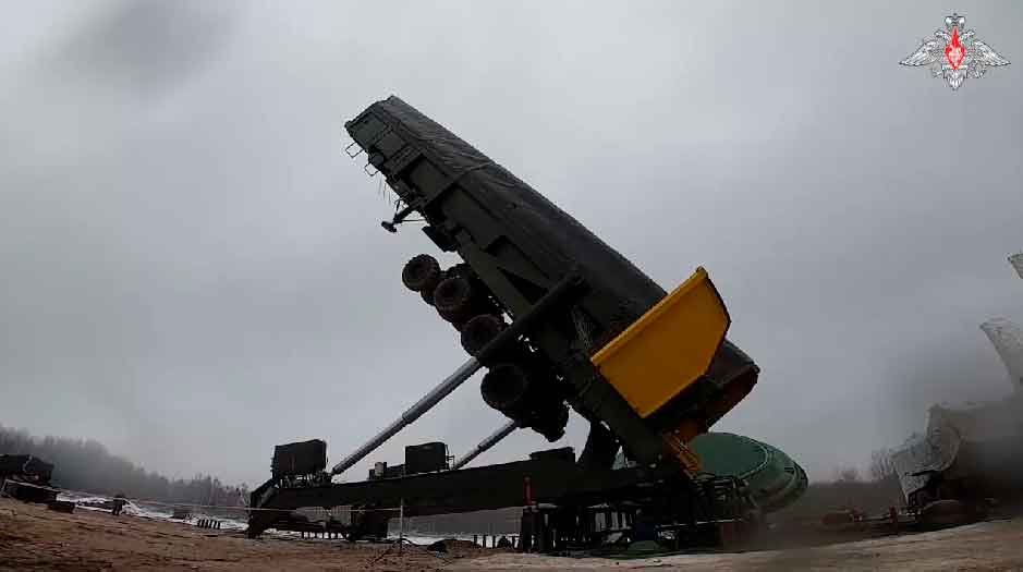 Putin 'prepara um segundo míssil nuclear Yars para combate' em meio a aumento de tensões com o ocidente 4 No último vídeo divulgado pelo Ministério da Defesa da Rússia, um enorme míssil é visto sendo carregado em um silo subterrâneo no complexo Kozelsky