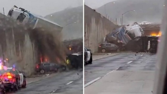 Vídeo: Caminhão-baú despenca de rodovia e cai sobre veículos envolvidos em outro acidente