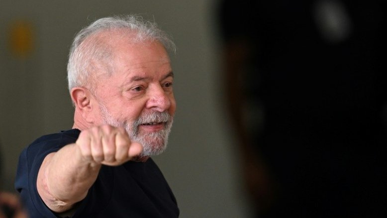 O presidente Luiz Inácio Lula da Silva acena ao chegar ao CCBB, em Brasília, sede do governo de transição, em 1º de dezembro de 2022 - AFP