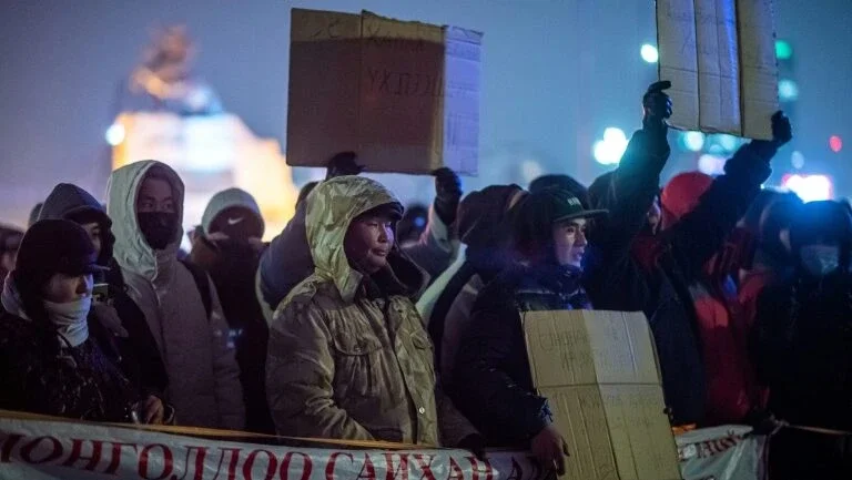 Manifestantes desafiam a noite e o frio para exigir justiça na Mongólia