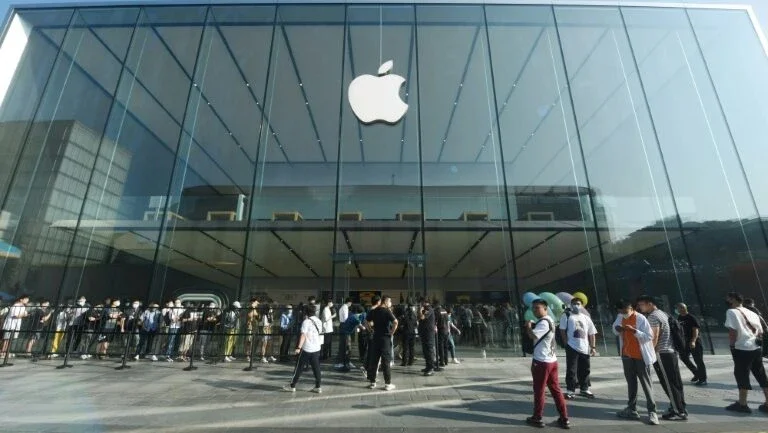 Maior fábrica de iPhones do mundo encerra confinamento pela covid na China