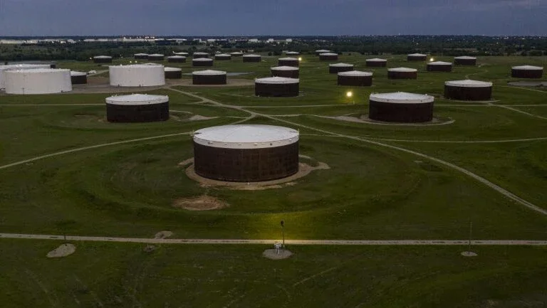 Equipes trabalham para conter vazamento de petróleo nos EUA