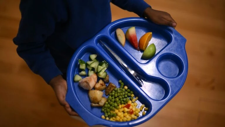 Famílias britânicas têm dificuldades para pagar merenda escolar dos filhos