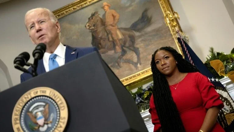 Jogadora de basquete Brittney Griner é libertada em troca de prisioneiros entre Moscou e Washington