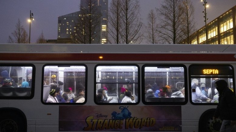 Dezenas de migrantes chegam à Filadélfia de ônibus do Texas