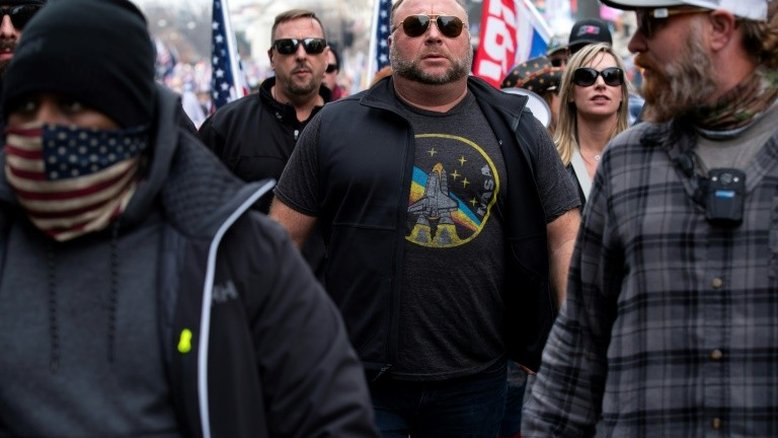 Teórico da conspiração Alex Jones pede falência nos EUA