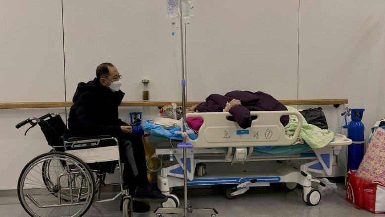 Na China, médicos contaminados atuam na linha de frente do combate à covid