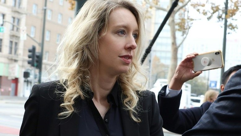 Elizabeth Holmes apela de condenação por fraude de sua empresa Theranos
