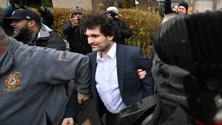 Justiça dos EUA liberta cofundador da FTX sob pagamento de fiança