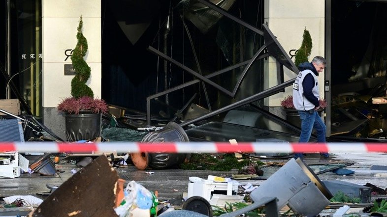 Aquário gigante explode em hotel no centro de Berlim
