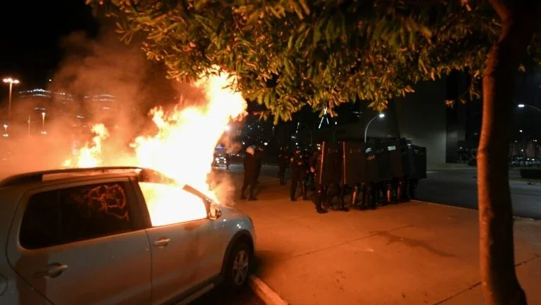 Manifestantes bolsonaristas confrontam polícia e incendeiam veículos em Brasília