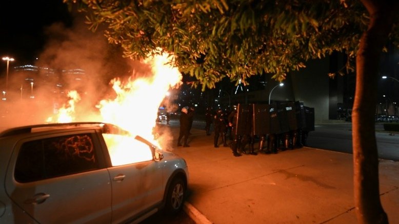 Manifestantes bolsonaristas confrontam polícia e incendeiam veículos em Brasília