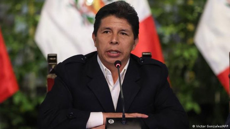 Presidente do Peru dissolve Congresso, que o afasta do cargo
