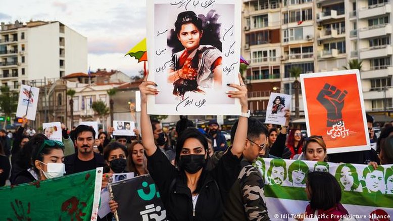 Irã reavalia lei que obriga mulheres a usarem o véu islâmico