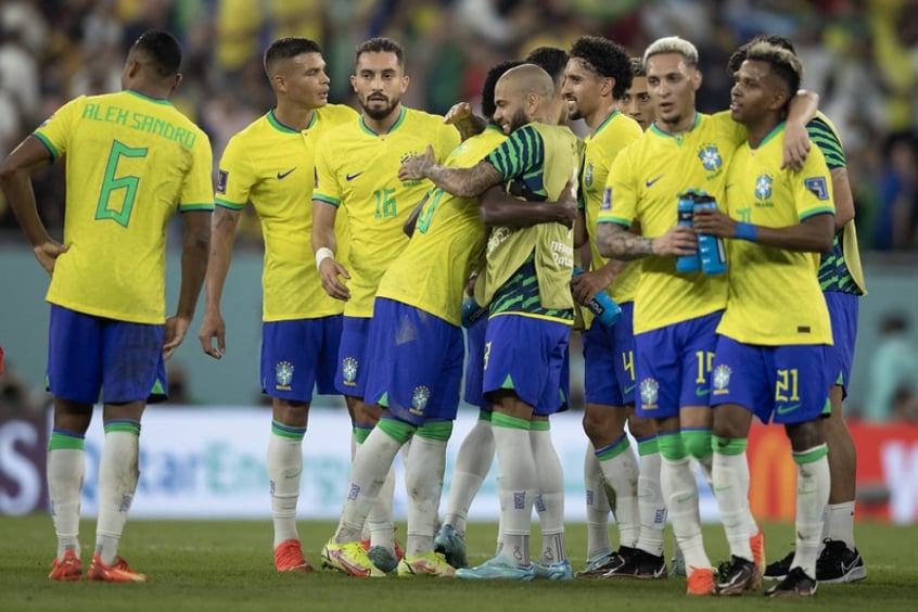 Seleção Brasileira estreia na Copa do Mundo: veja como assistir ao jogo e  torcer — mesmo estando na firma
