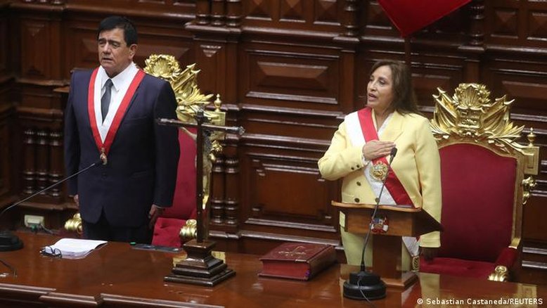Dina Boluarte assume presidência no Peru após queda de Castillo
