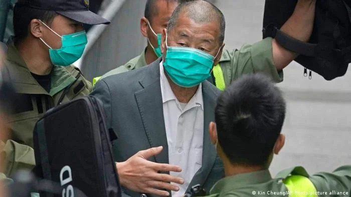 Empresário de mídia pró-democracia em Hong Kong é condenado