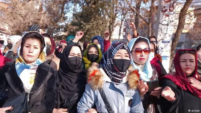 Afegãs protestam após proibição de mulheres em universidades