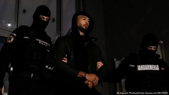 Após provocar Greta, Andrew Tate é preso na Romênia suspeito de estupro e tráfico humano
