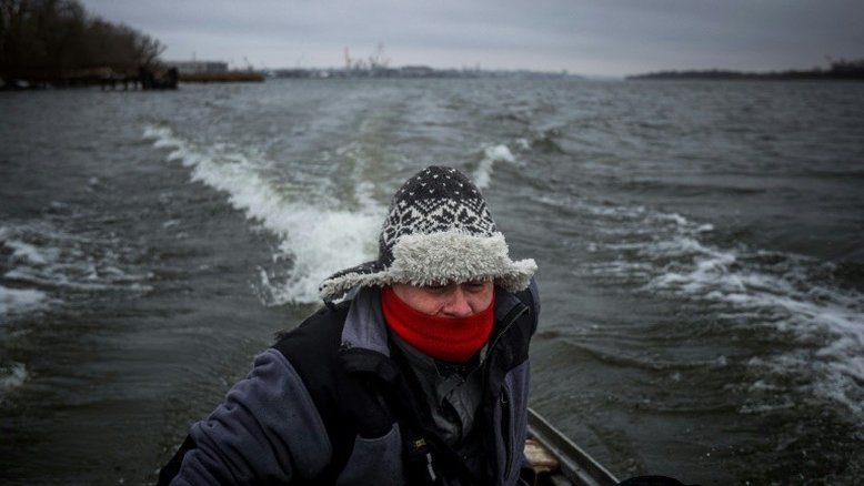 A perigosa travessia do rio Dnieper com o frio e as bombas