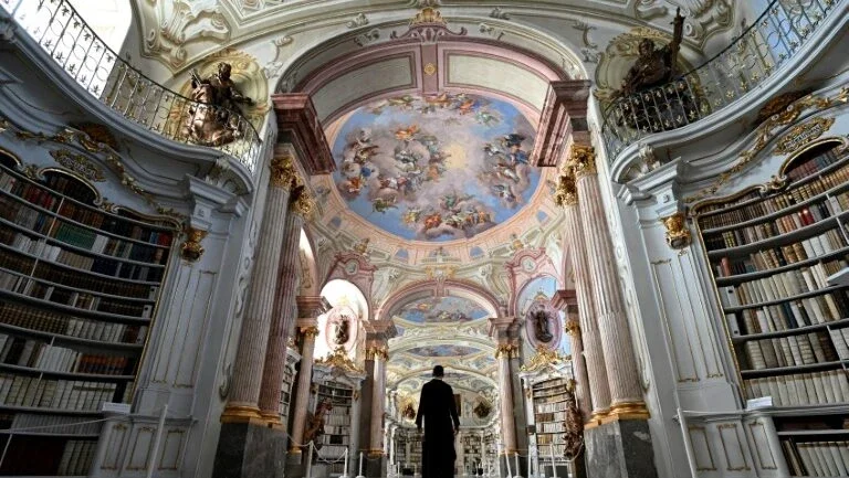 Biblioteca de abadia austríaca causa furor nas redes sociais