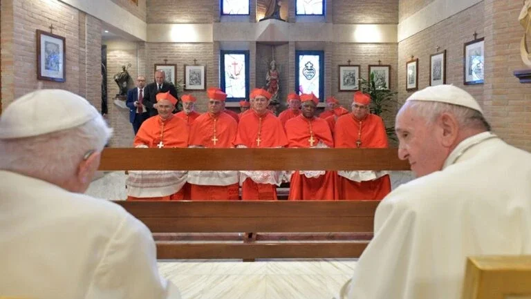 A difícil convivência entre Bento XVI e seu sucessor, Francisco