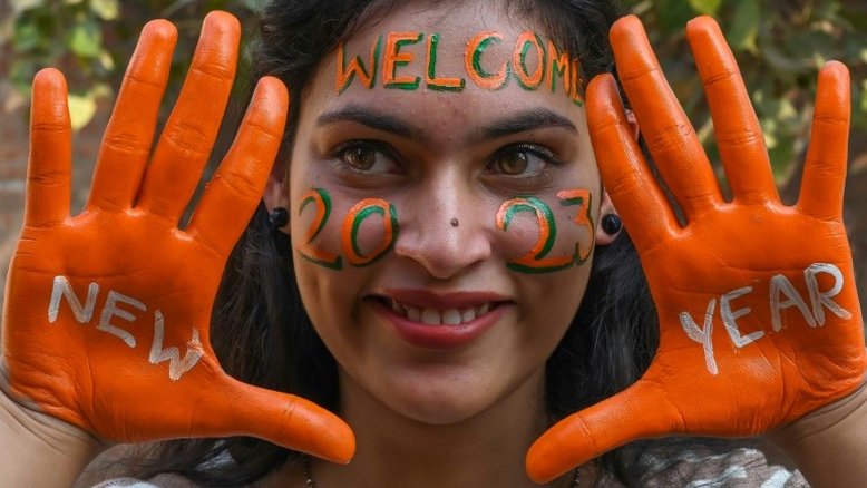 Mundo se despede de 2022 e entra em um 2023 de esperanças e desafios