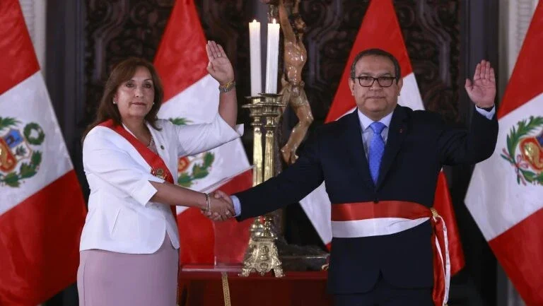 Presidente do Peru renova ministros após reduzir tempo de mandato