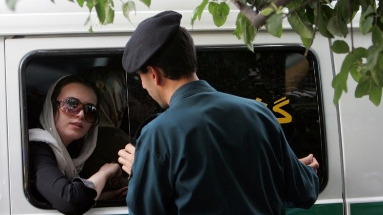 Após protestos, Irã decide abolir a polícia da moralidade