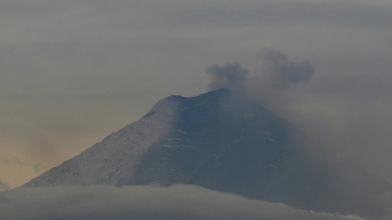 Vulcão Cotopaxi libera gases e cinzas no Equador