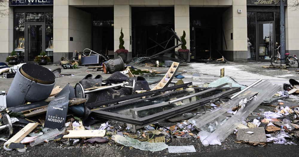 Aquário explode e lança 1,5 mil peixes em avenida de Berlim